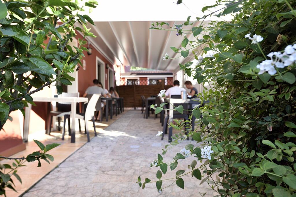 Frühstücksbereich im Freien, Hotel Nicoletta in Santa Maria Navarrese - meer sardinien urlaub