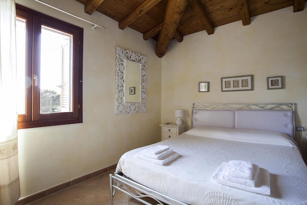 Holzdecken der oberen Schlafzimmer des Ferienhaus Marisol mit Pool, Capo Coda Cavallo bei San Teodoro - meer sardinien urlaub