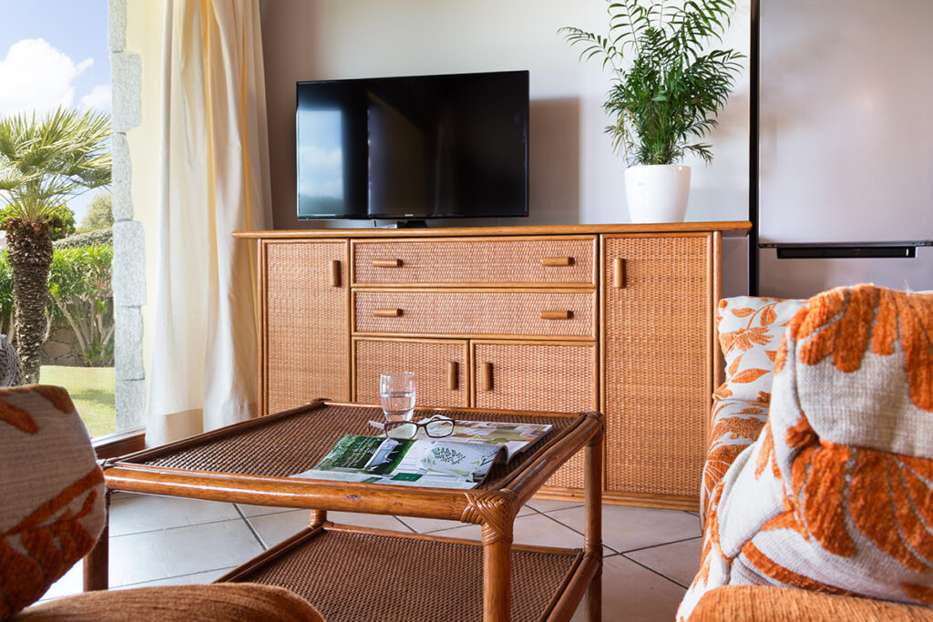 Korbmöbel schenken wohlige Gemütlichkeit im Wohnzimmer des Ferienhauses Sole, Capo Coda Cavallo bei San Teodoro - meer sardinien urlaub