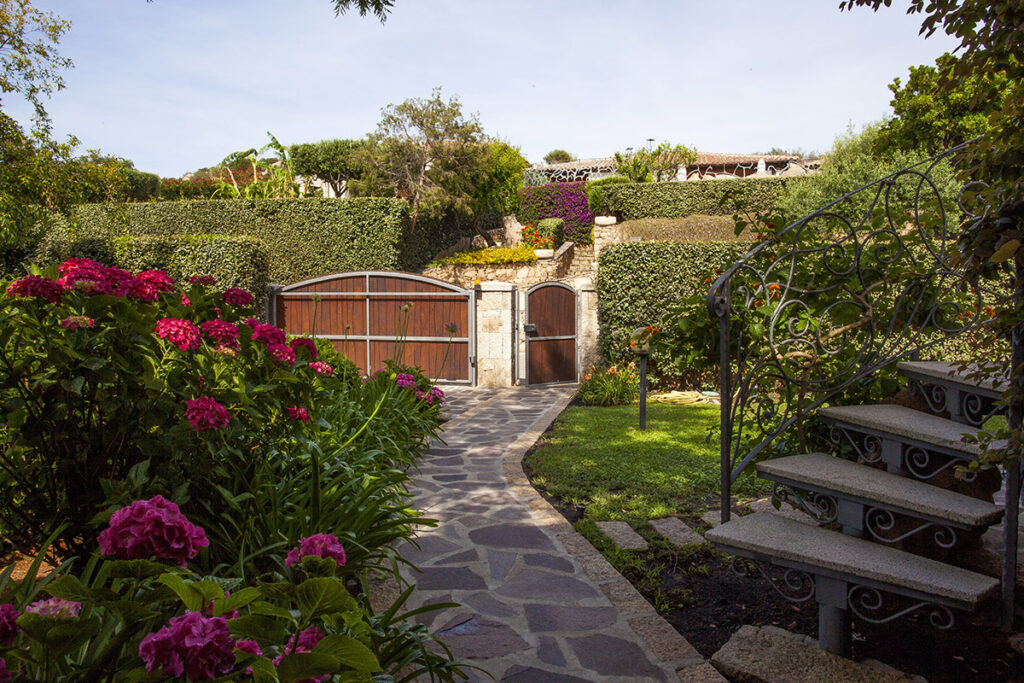 der Gartenweg des Ferienhauses Maresol, Capo Coda Cavallo bei San Teodoro - meer sardinien urlaub