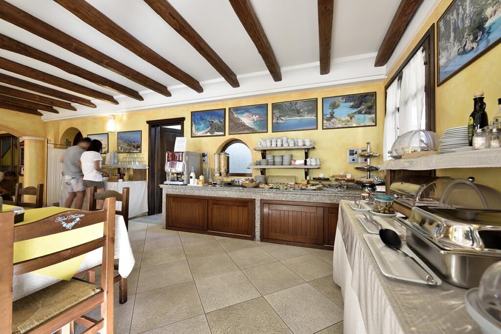 der Restaurantsaal vom Hotel Nicoletta in Santa Maria Navarrese - meer sardinien urlaub