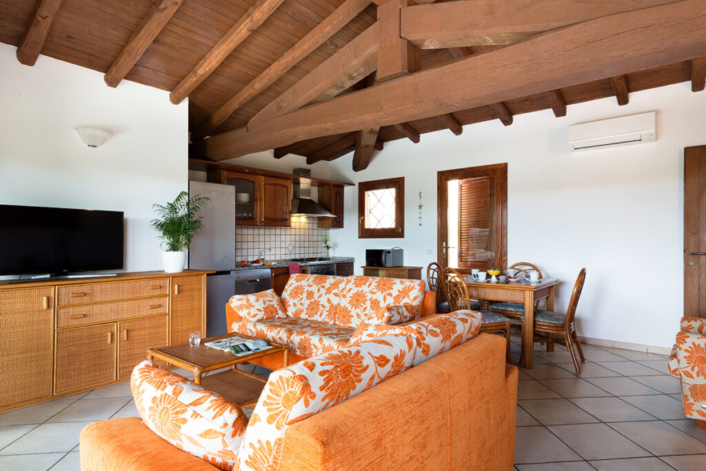 der Wohnraum des Ferienhauses Sole, Capo Coda Cavallo bei San Teodoro - meer sardinien urlaub