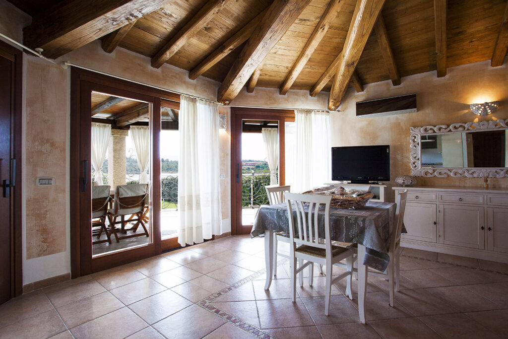 der ausgesprochen gemütliche Wohn- und Essbereich des Ferienhauses Maresol mit Pool, Capo Coda Cavallo bei San Teodoro - meer sardinien urlaub