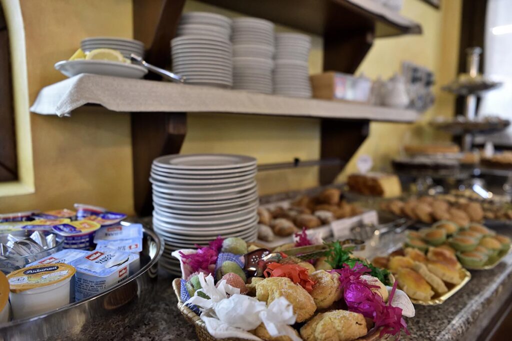 der süsse Bereich des Frühstücksbüffets im Hotel Nicoletta, Santa Maria Navarrese - meer sardinien urlaub