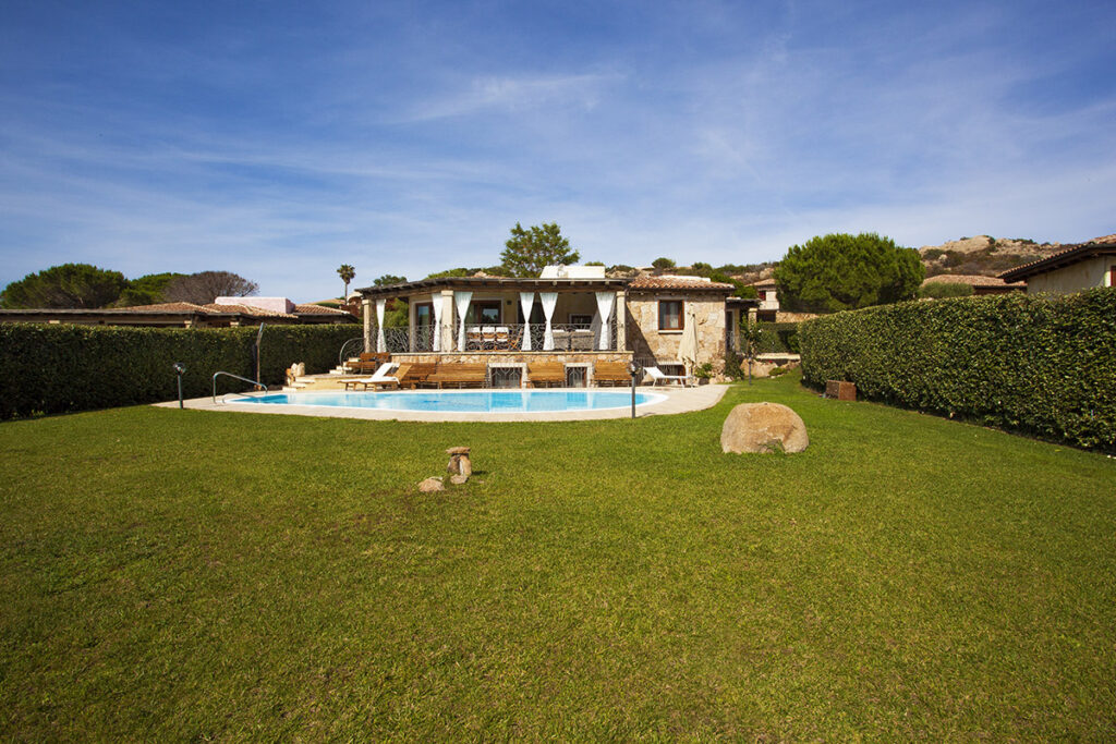 der weite Garten des Ferienhauses Maresol mit Pool, Capo Coda Cavallo bei San Teodoro - meer sardinien urlaub
