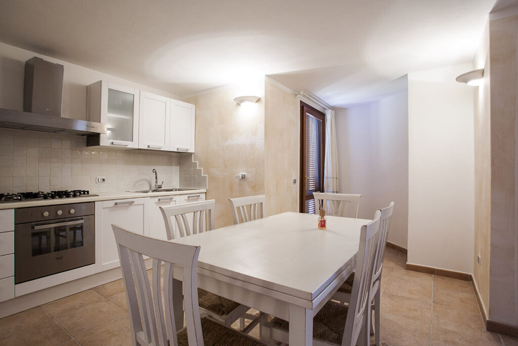 die Küche im Souterrainbereich des Ferienhauses Maresol mit Pool, Capo Coda Cavallo bei San Teodoro - meer sardinien urlaub