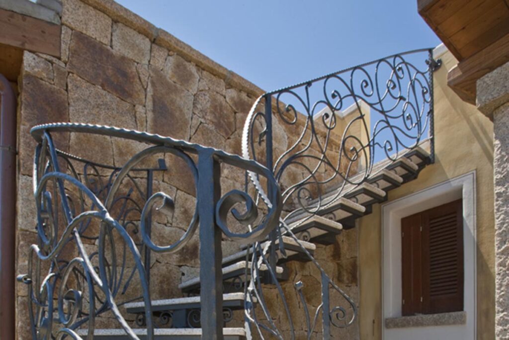 die Treppe in den unteren Gartenabschnitt des Ferienhauses Maresol mit Pool, Capo Coda Cavallo bei San Teodoro - meer sardinien urlaub