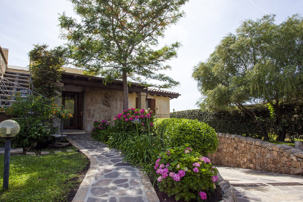 die Vorderansicht des Ferienhauses Maresol mit Pool, Capo Coda Cavallo bei San Teodoro - meer sardinien urlaub