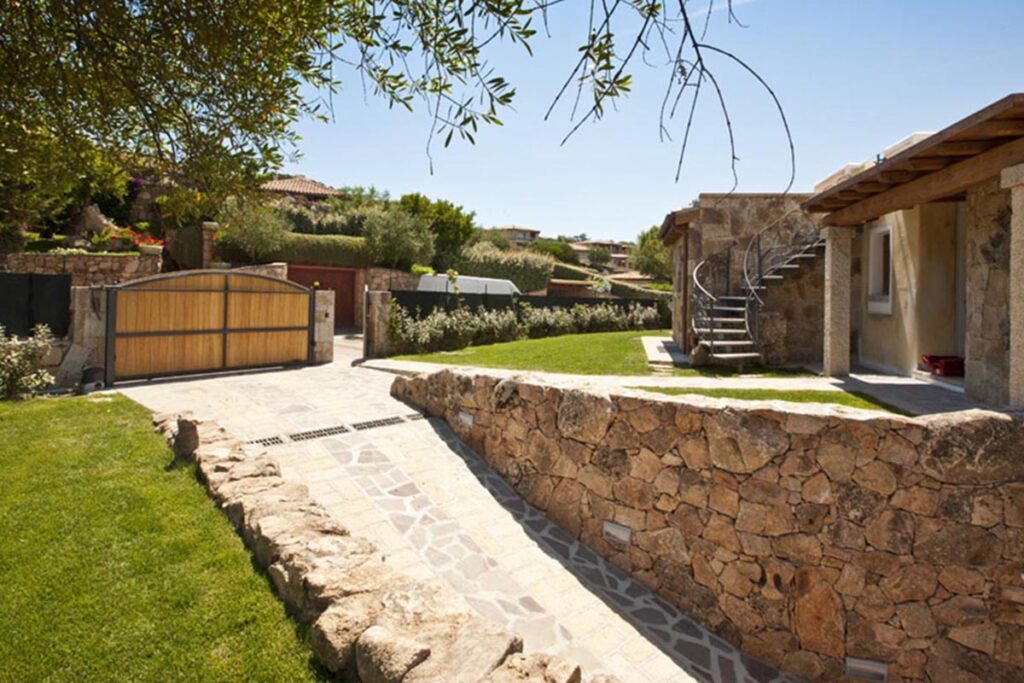 die Wageneinfahrt des Ferienhauses Maresol mit Pool, Capo Coda Cavallo bei San Teodoro - meer sardinien urlaub