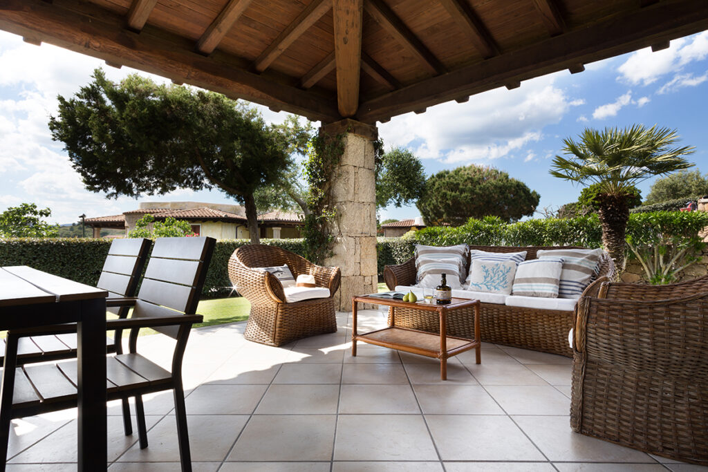 die grosszügige Terrasse des Ferienhauses Sole, Capo Coda Cavallo bei San Teodoro - meer sardinien urlaub