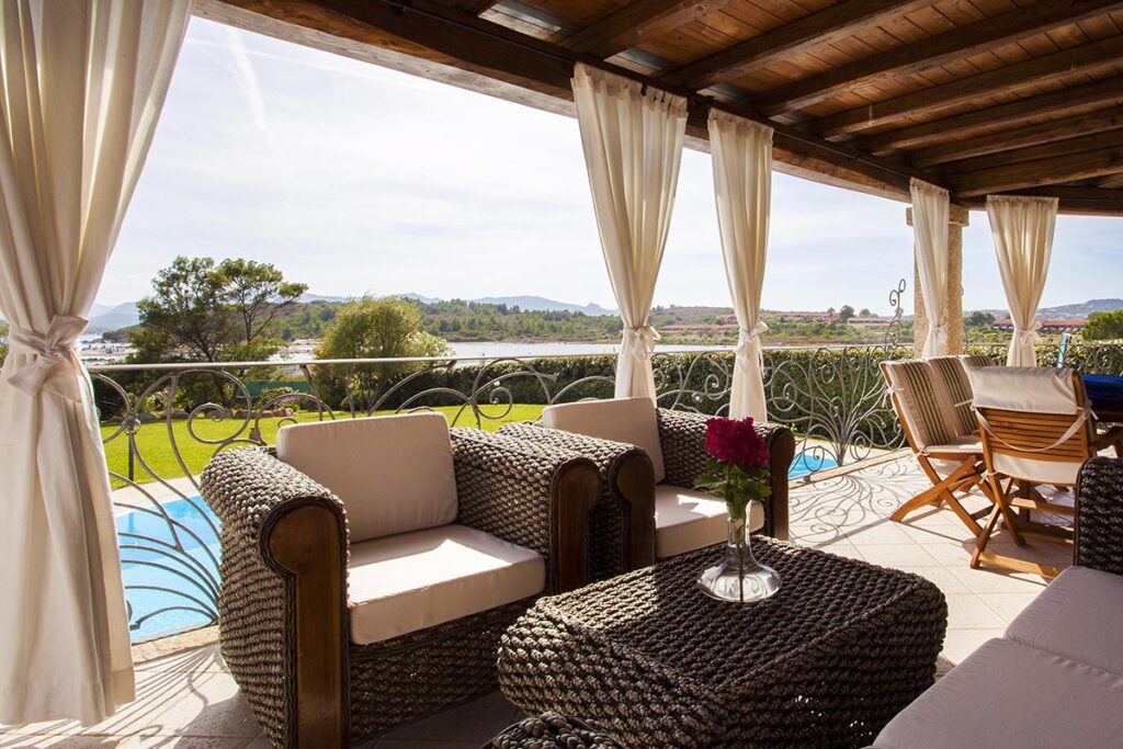 die tolle Terrasse des Ferienhauses Maresol mit Poolblick, Capo Coda Cavallo bei San Teodoro - meer sardinien urlaub