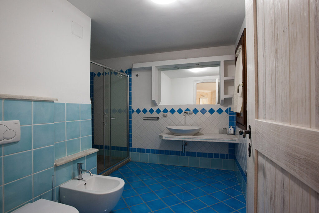 dieses Bad besticht Dank seiner blauen Farbgebung, Ferienhaus Maresol mit Pool, Capo Coda Cavallo bei San Teodoro - meer sardinien urlaub