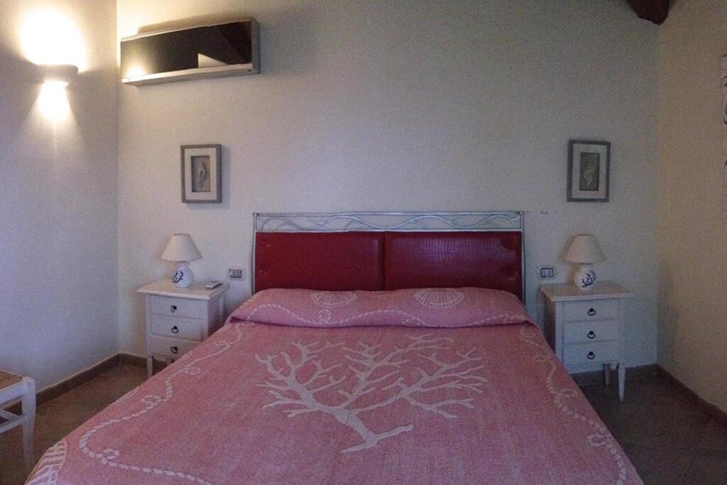 dieses Schlafzimmer des Ferienhauses Maresol in Capo Coda Cavallo bei San Teodoro nimmt gekonnt Korallenmotive auf - meer sardinien urlaub