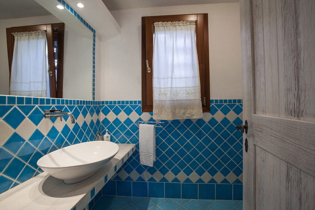 ein Bad mit sardischen, blauen Fliesen des Ferienhauses Maresol mit Pool, Capo Coda Cavallo bei San Teodoro - meer sardinien urlaub
