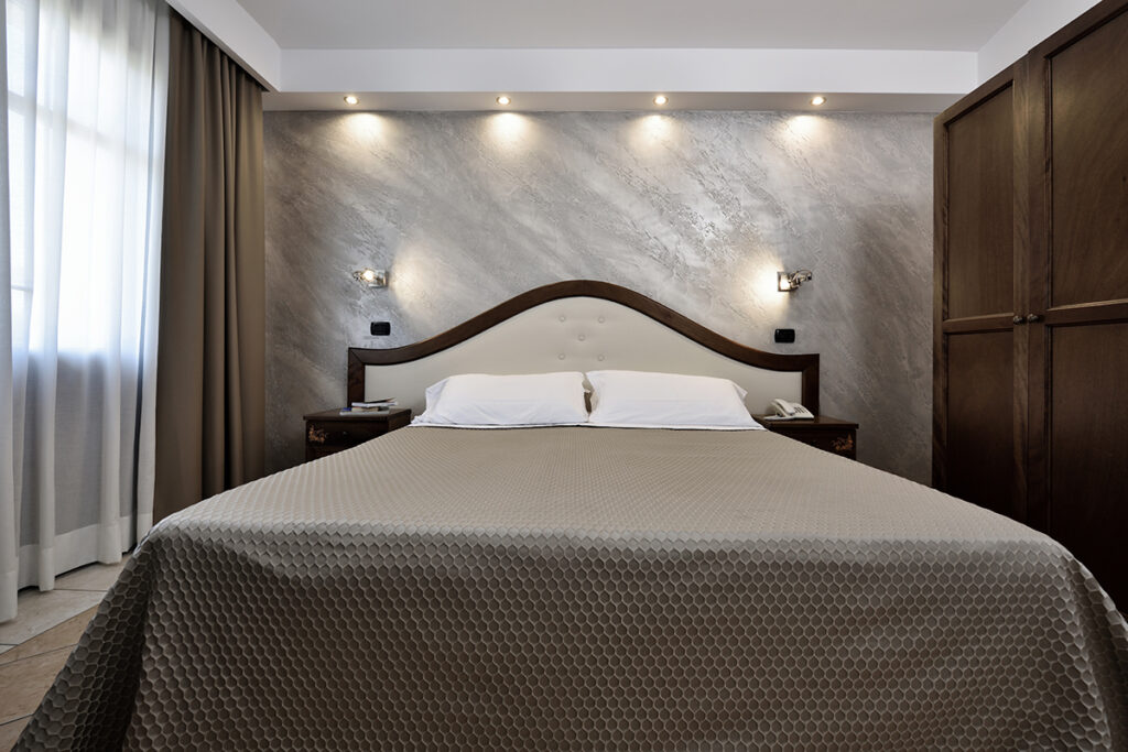 ein Doppelbettschlafzimmer vom Hotel Nicoletta, Santa Maria Navarrese - meer sardinien urlaub