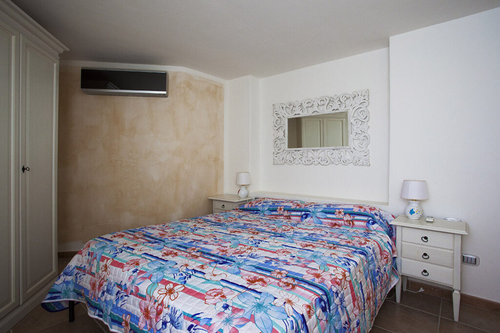 ein Doppelschlafzimmer im Souterrainbereich des Ferienhauses Maresol mit Pool, Capo Coda Cavallo bei San Teodoro - meer sardinien urlaub