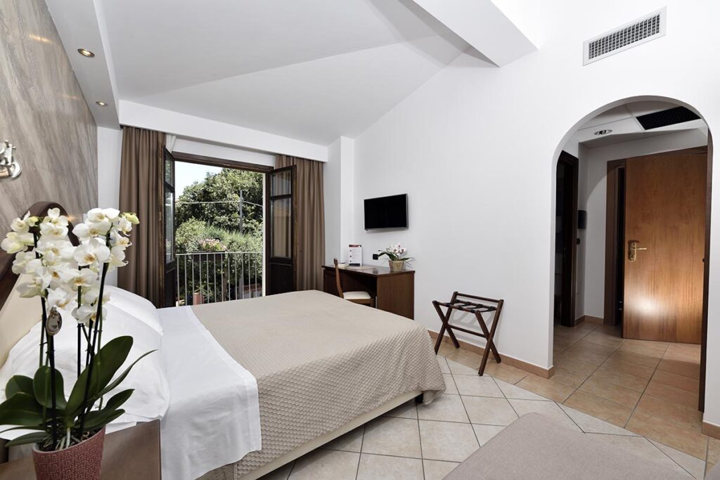 ein Dreibettzimmer im Hotel Nicoletta, Santa Maria Navarrese - meer sardinien urlaub