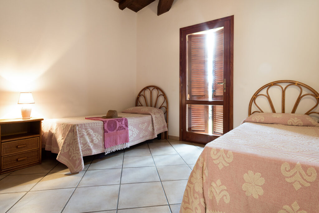 ein Schlafzimmer mit zwei Einzelbetten des Ferienhauses Sole, Capo Coda Cavallo bei San Teodoro - meer sardinien urlaub