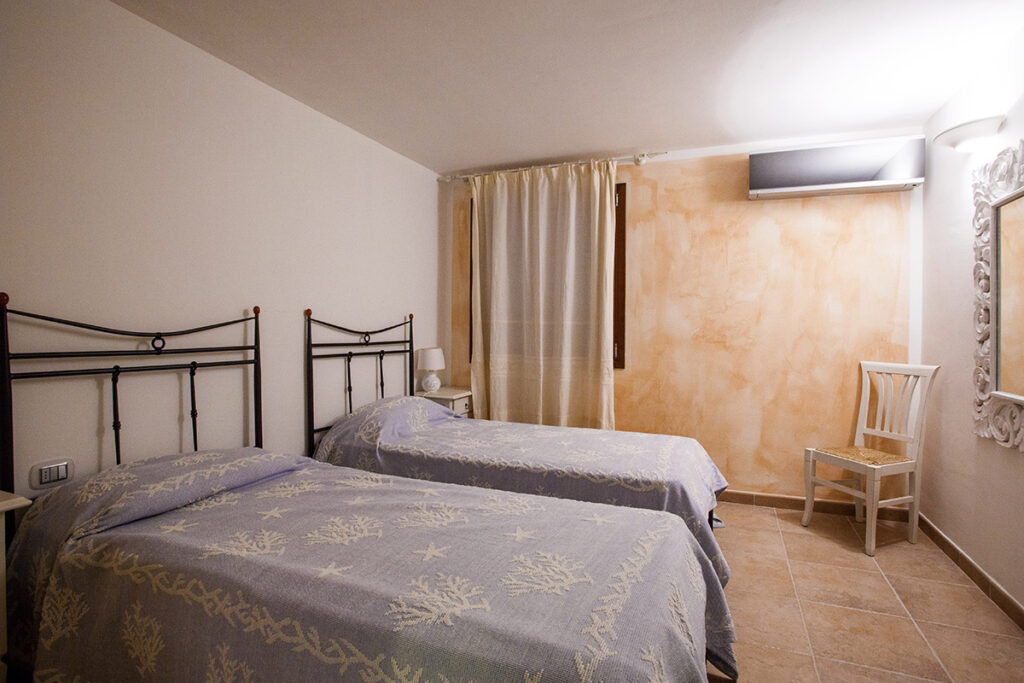 ein Schlafzimmer mit zwei getrennten Betten des Ferienhauses Maresol mit Pool, Capo Coda Cavallo bei San Teodoro - meer sardinien urlaub