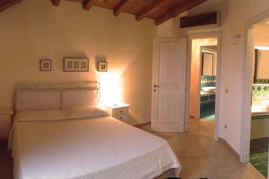 eines der fünf Schlafzimmer mit eigenem Bad, Ferienhaus Maresol mit Pool, Capo Coda Cavallo bei San Teodoro - meer sardinien urlaub