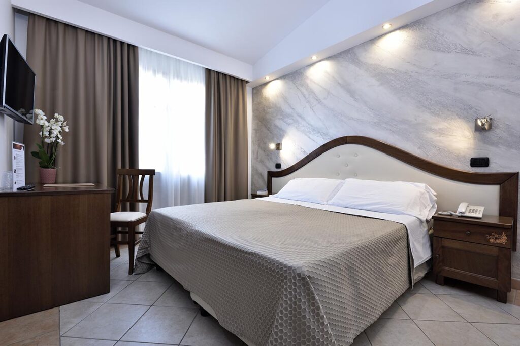 eines der hübschen Doppelzimmer vom Hotel Nicoletta, Santa Maria Navarrese - meer sardinien urlaub