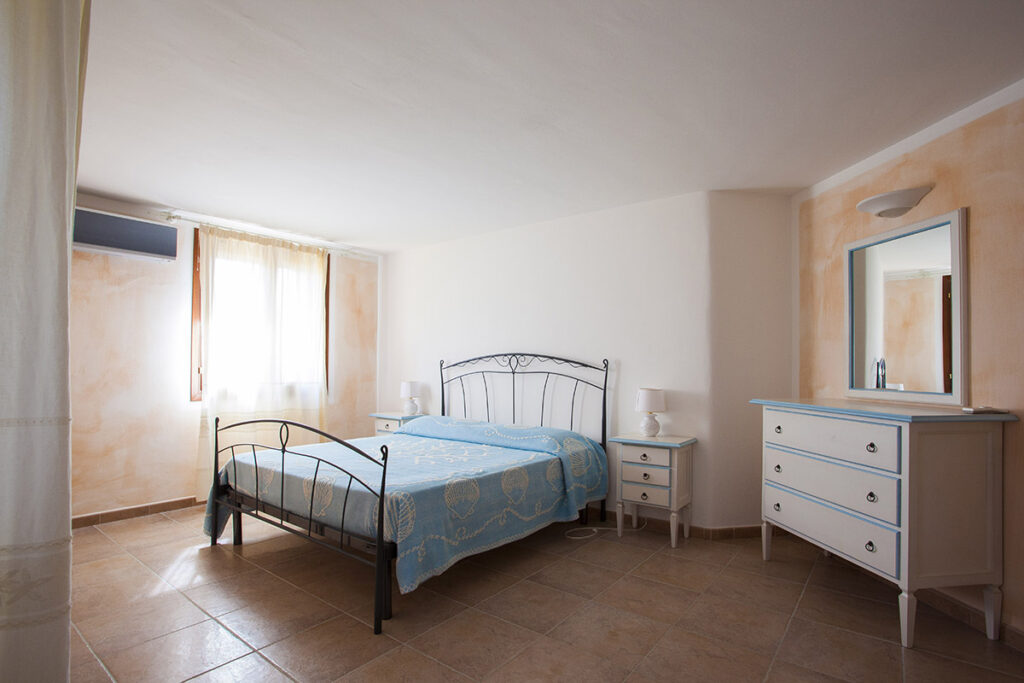 eines der insgesamt fünf Schlafzimmer des Ferienhauses Maresol mit Pool, Capo Coda Cavallo bei San Teodoro - meer sardinien urlaub