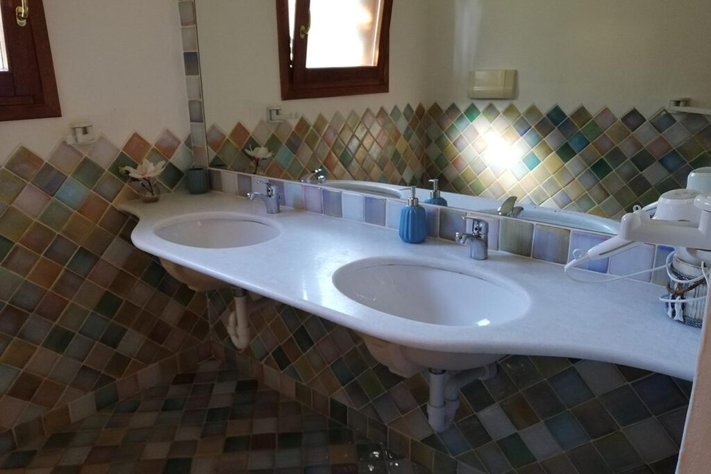 eines der insgesamt zwei Badezimmer des Ferienhauses Sole, Capo Coda Cavallo bei San Teodoro - meer sardinien urlaub