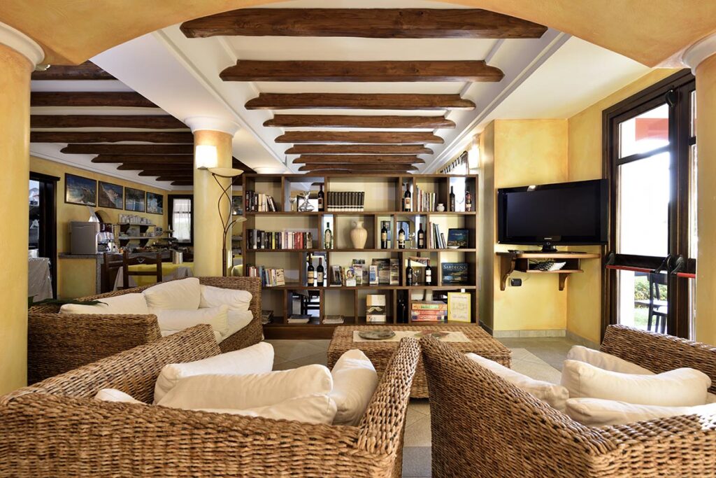 gemütlicher Sitzbereich im Hotel Nicoletta, Santa Maria Navarrese - meer sardinien urlaub