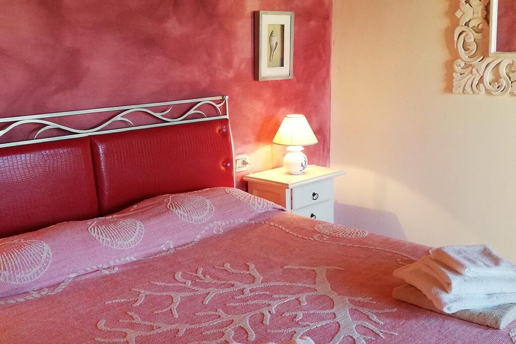 stilvolle Schlafzimmer bietet das Ferienhaus Maresol mit Pool, Capo Coda Cavallo bei San Teodoro - meer sardinien urlaub