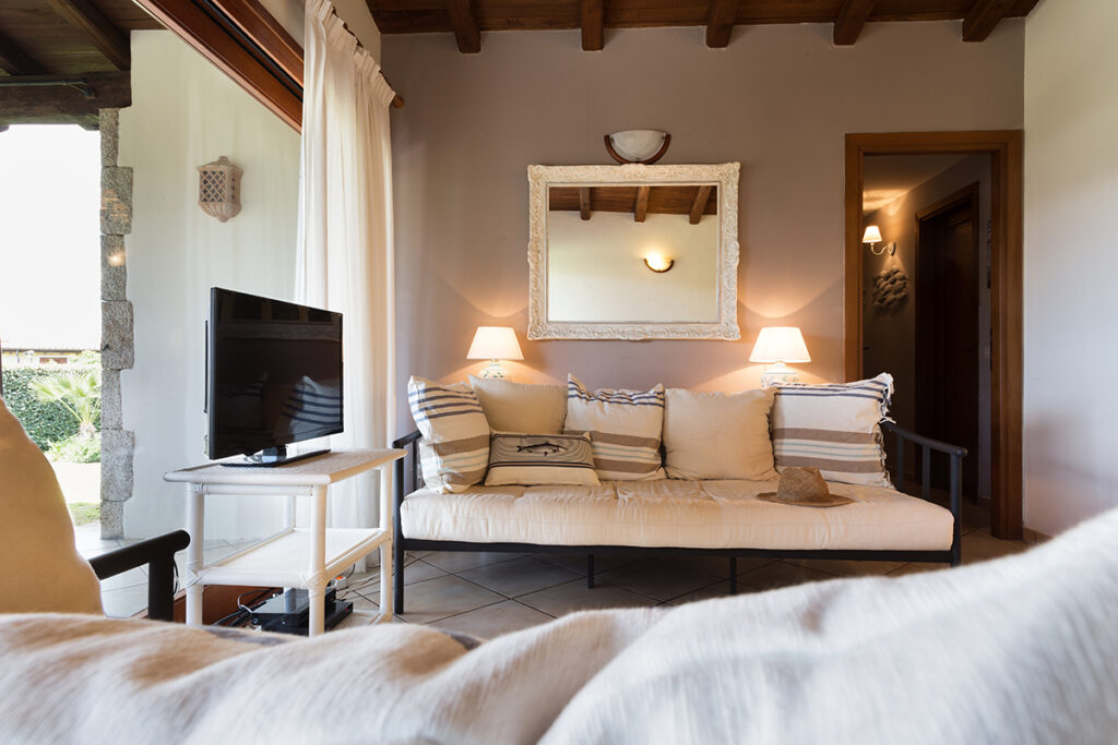 Blick in den grossen Wohnraum mit Fensterfront des Ferienhauses Cottin, Capo Coda Cavallo bei San Teodoro - meer sardinien urlaub