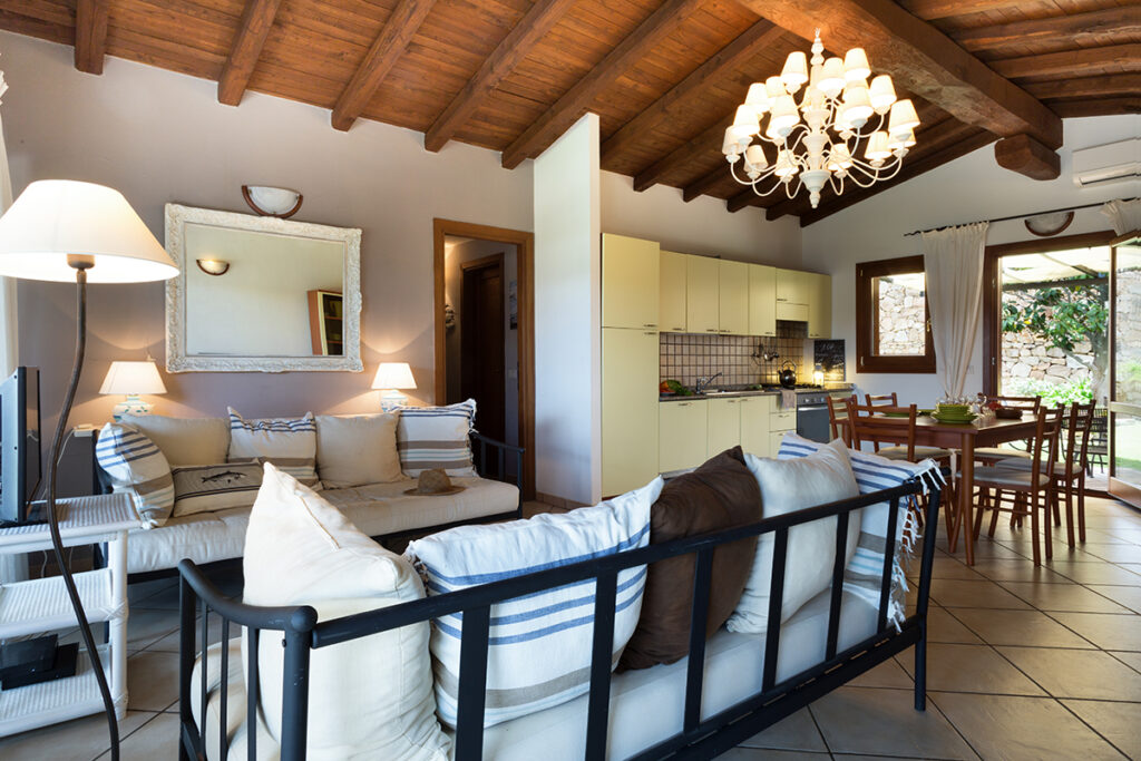 das geräumige Wohn- und Esszimmer des Ferienhauses Cottin, Capo Coda Cavallo bei San Teodoro - meer sardinien urlaub