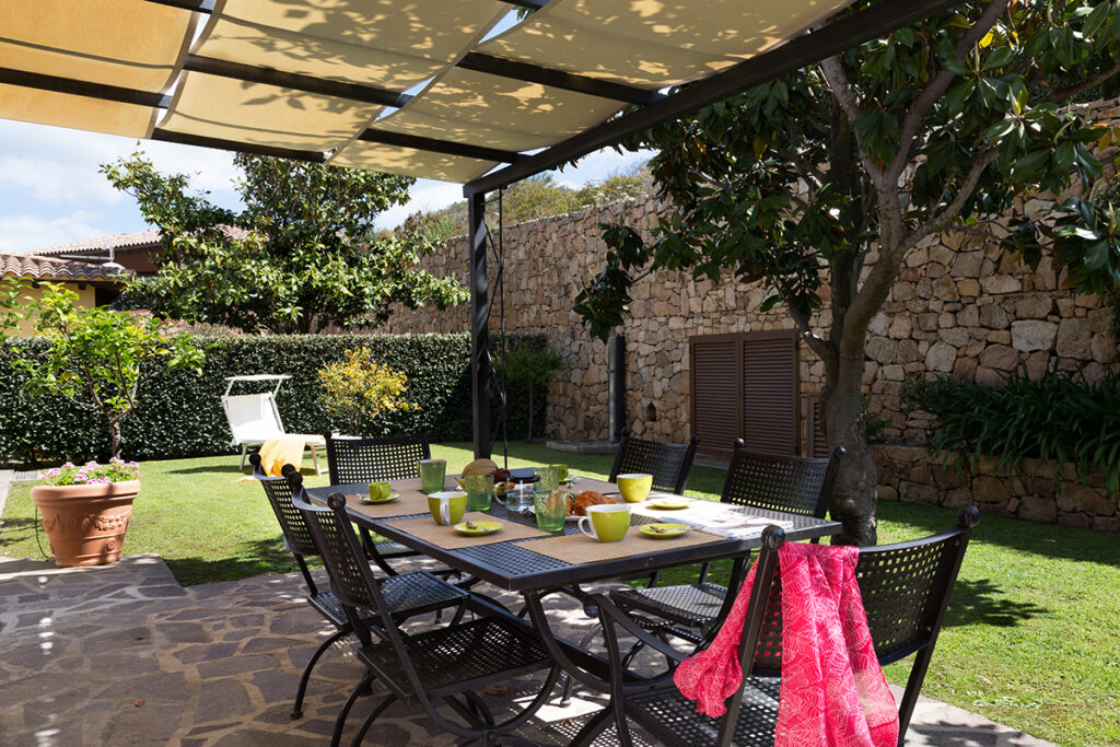 der schattige Essbereich im Garten des Ferienhauses Cottin, Capo Coda Cavallo bei San Teodoro - meer sardinien urlaub