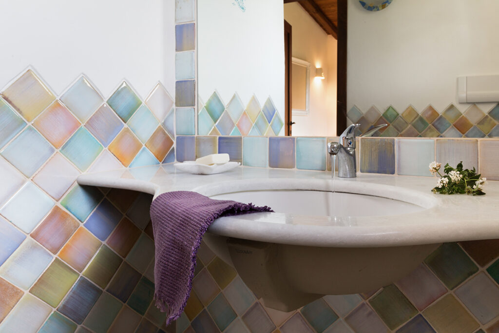 jedes Bad ist individuell gestaltet im Ferienhaus Cottin, Capo Coda Cavallo bei San Teodoro - meer sardinien urlaub