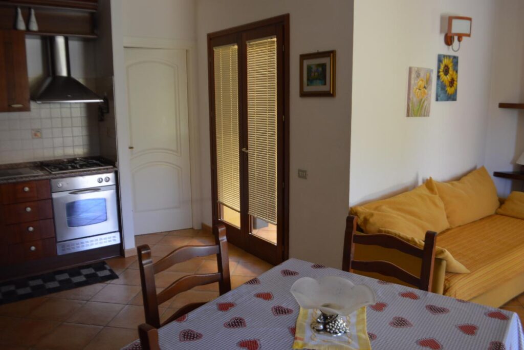 Ansicht des Wohn- und Essbereichs mit Küchenzeile des Ferienhauses Villa del Re, Costa Rei - meer sardinien urlaub