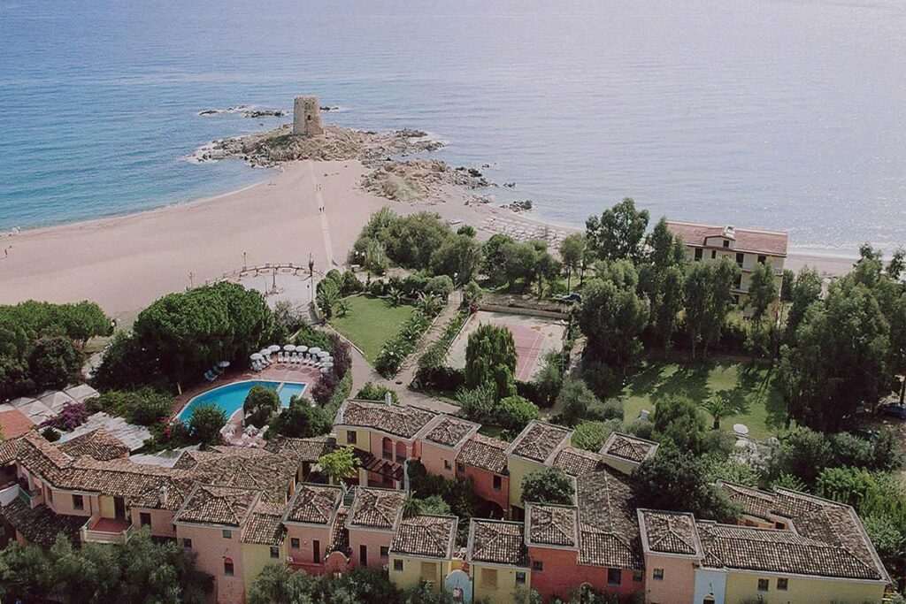 Blick auf das Meer, den Strand und das Hotel La Torre, Barisardo - meer sardinien urlaub