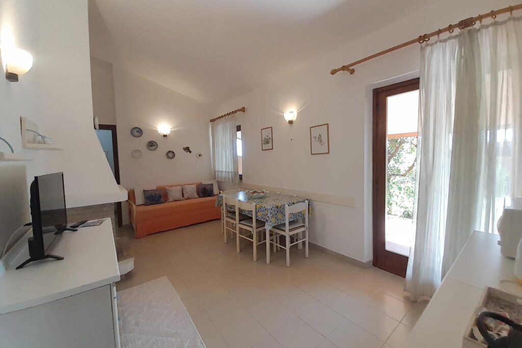 Blick in das Wohn- und Esszimmer des Ferienhauses Vivi, Costa Rei - meer sardinien urlaub