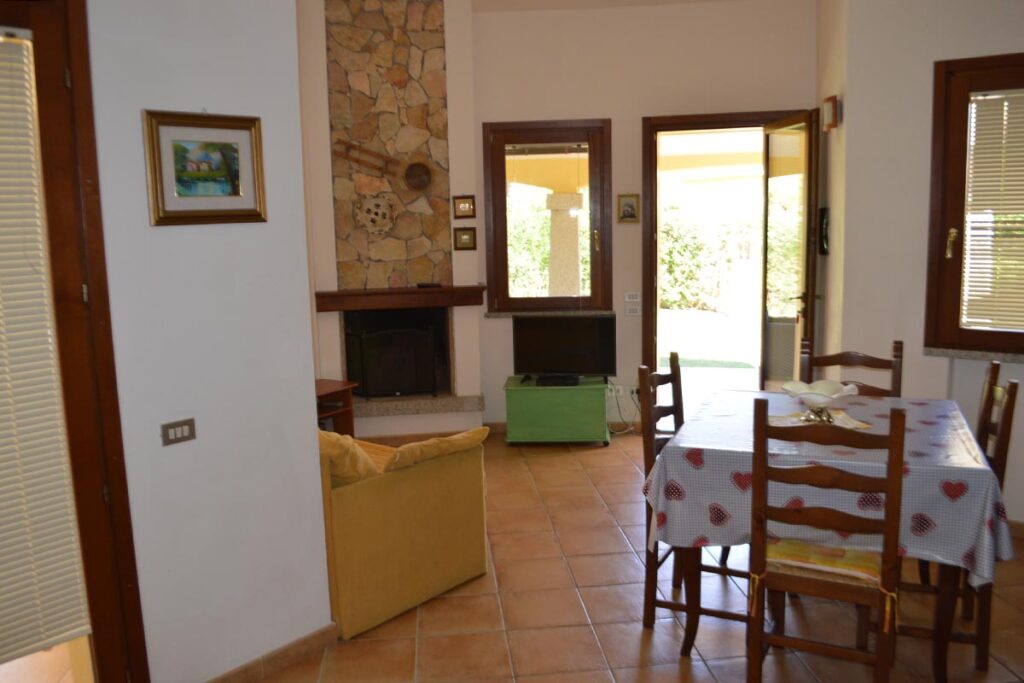 Blick vom Kochbereich in den Wohnraum des Ferienhauses Villa del Re, Costa Rei - meer sardinien urlaub