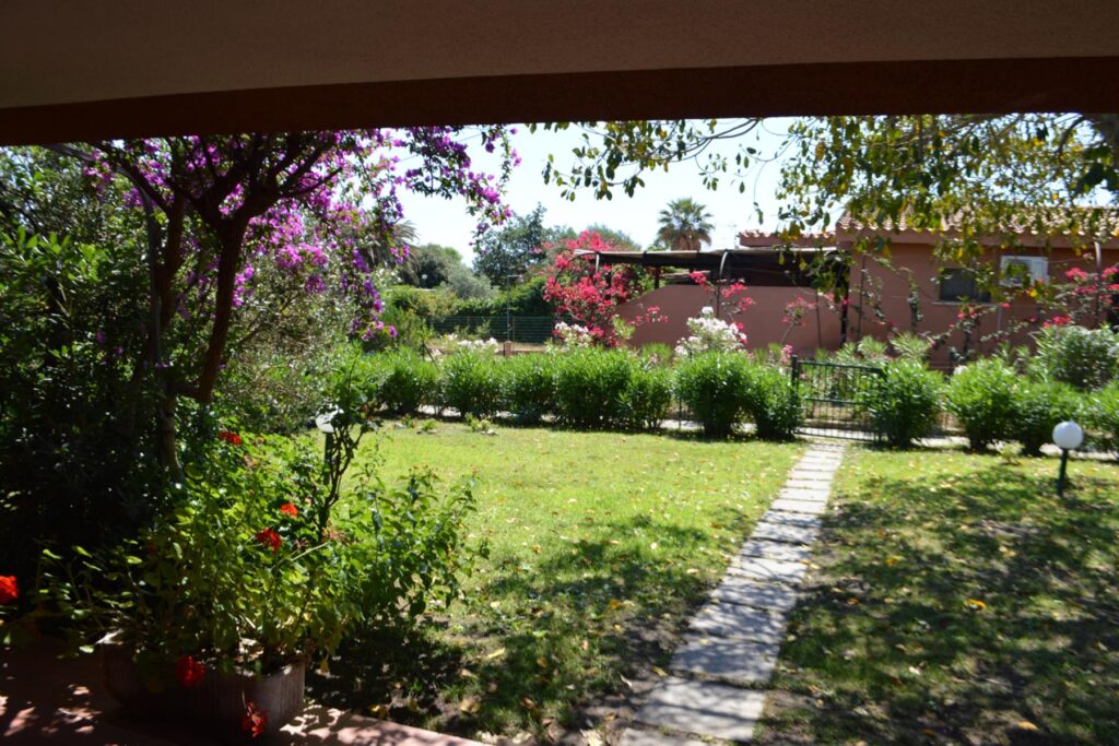 Blick von der Terrasse in den Garten des Ferienhauses Vivi, Costa Rei - meer sardinien urlaub