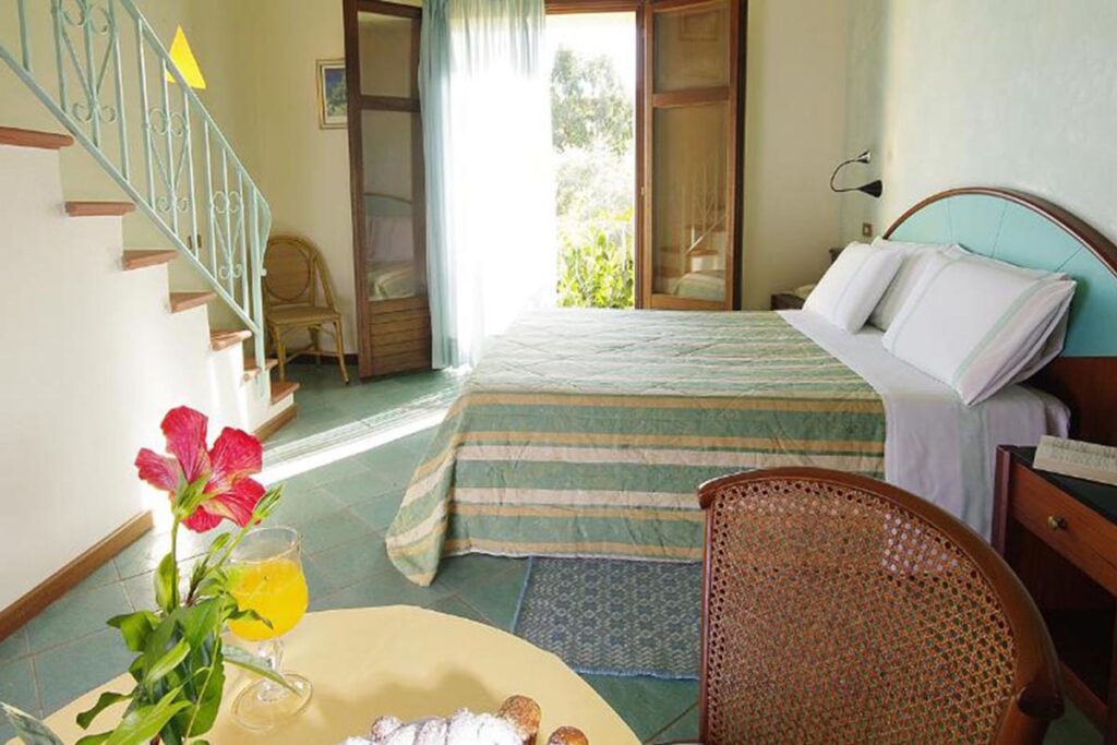Einblick in dens Schlafraum des Superior-Zimmers im Hotel La Torre, Barisardo - meer sardinien urlaub