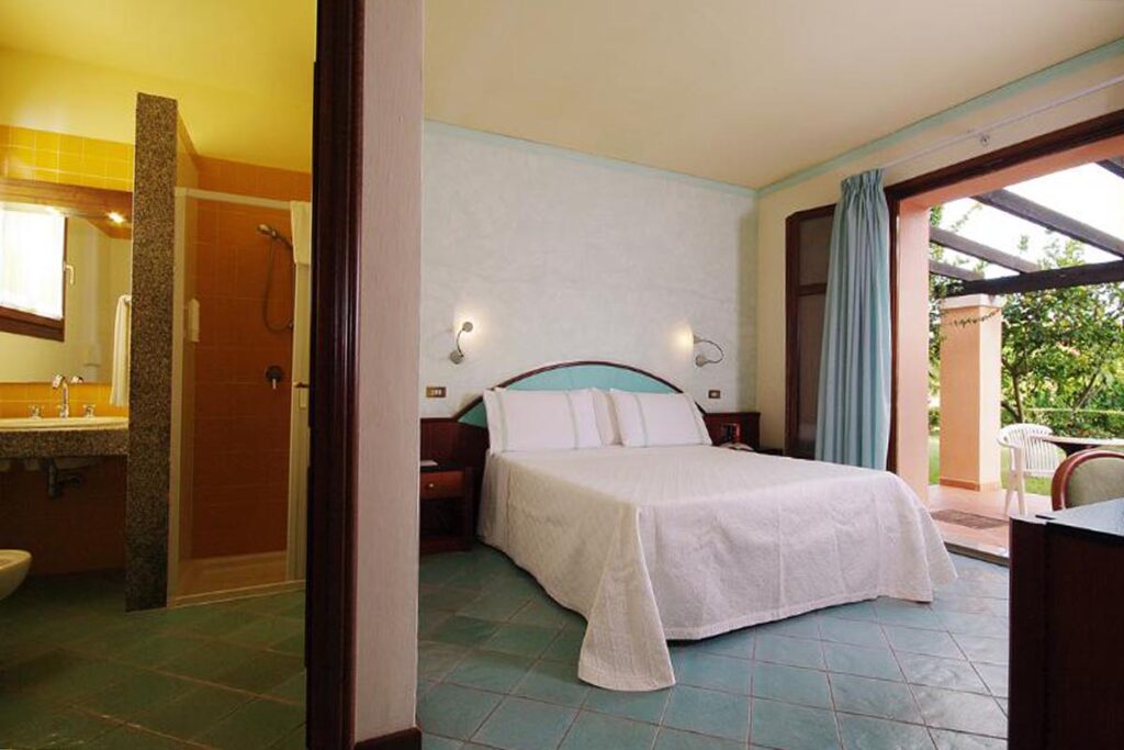 Schlafraum des Superior-Zimmers im Hotel La Torre, Barisardo - meer sardinien urlaub