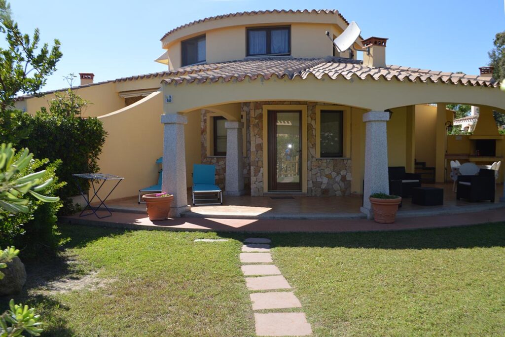 Vorderansicht des Ferienhauses Villa del Re, Costa Rei - meer sardinien urlaub