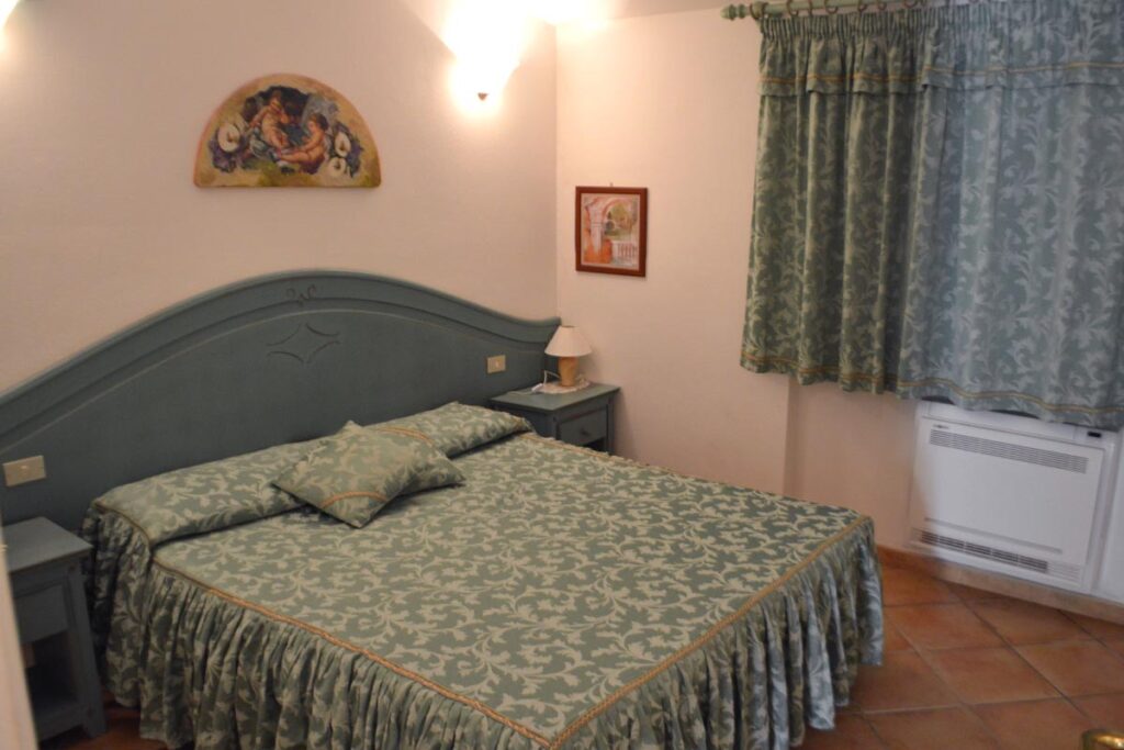 das Doppelschlafzimmer des Ferienhauses Villa del Re, Costa Rei - meer sardinien urlaub
