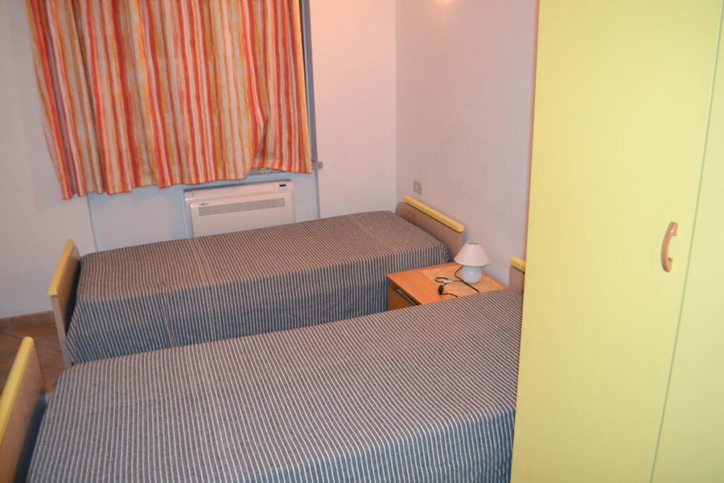 das Schlafzimmer mit zwei Einzelbetten des Ferienhauses Villa del Re, Costa Rei - meer sardinien urlaub