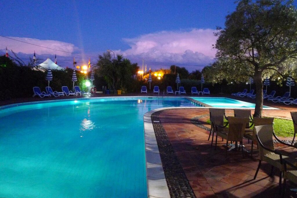der Pool in der Abenddämmerung, Hotel La Torre bei Barisardo - meer sardinien urlaub