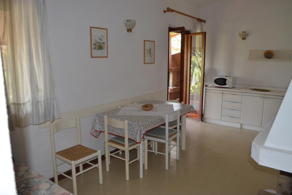 der Wohn- und Essraum des Ferienhauses Vivi, Costa Rei - meer sardinien urlaub