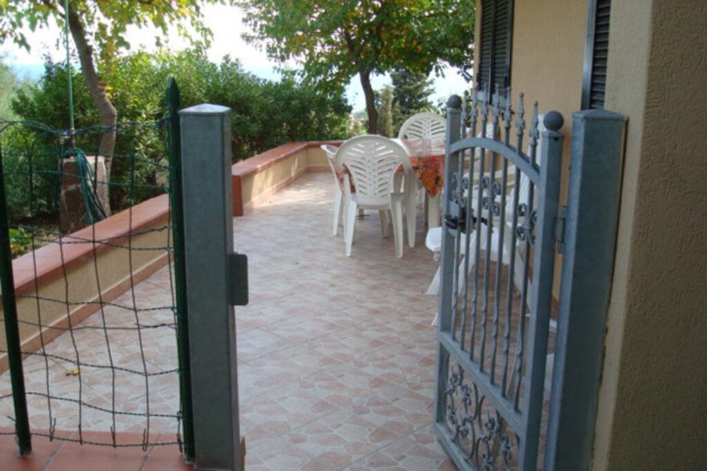 der Zugang zur wohnungseigenen Terrasse der Ferienwohnung Cocco 52, Costa Rei - meer sardinien urlaub