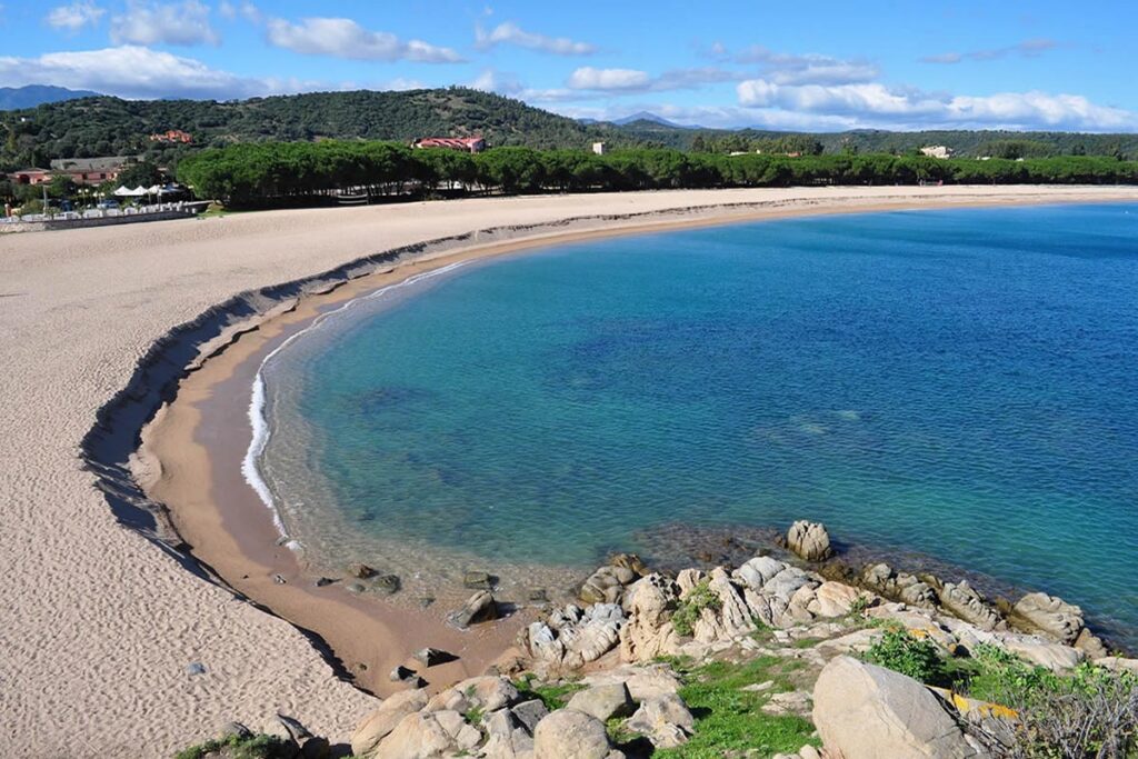 der ausgesprochen weitl&auml;ufige Strand am Hotel La Torre, Barisardo - meer sardinien urlaub