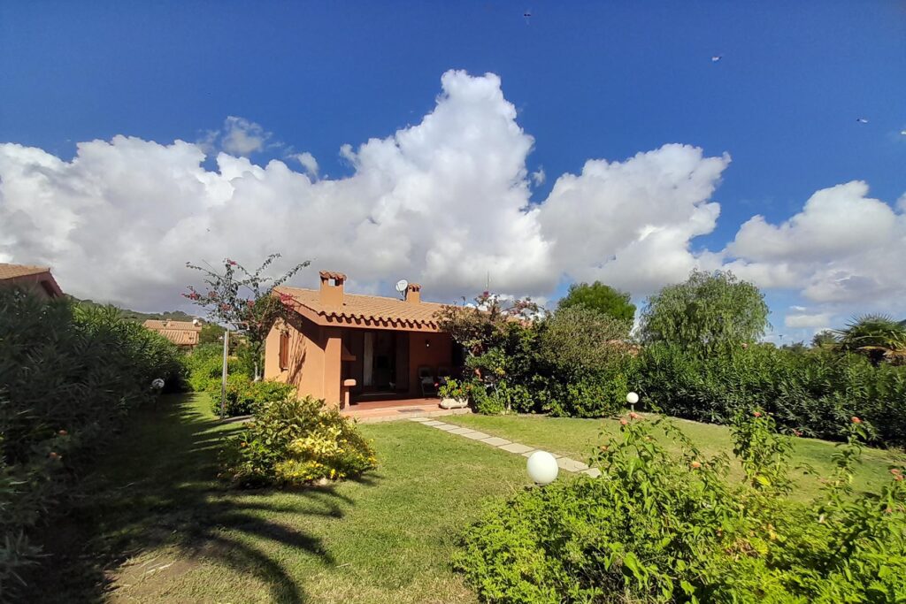 die Hausvorderseite mit großzügigem Garten des Ferienhauses Vivi, Costa Rei - meer sardinien urlaub