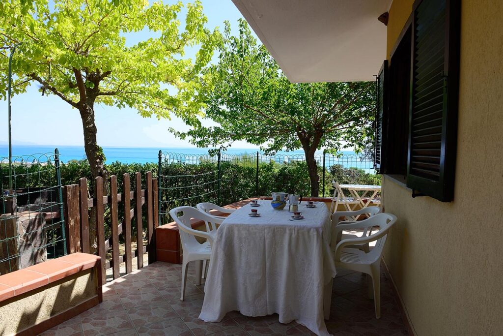 die Terrasse der Ferienwohnung Cocco 52, Costa Rei - meer sardinien urlaub