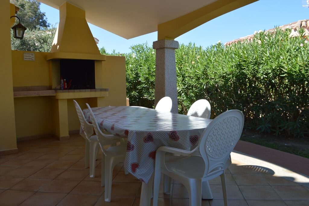 die Terrasse mit Grillbereich des Ferienhauses Villa del Re, Costa Rei - meer sardinien urlaub